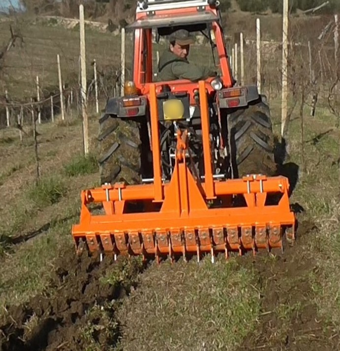 Decompattatore Arieggiatore CRM durante la lavorazione in campo